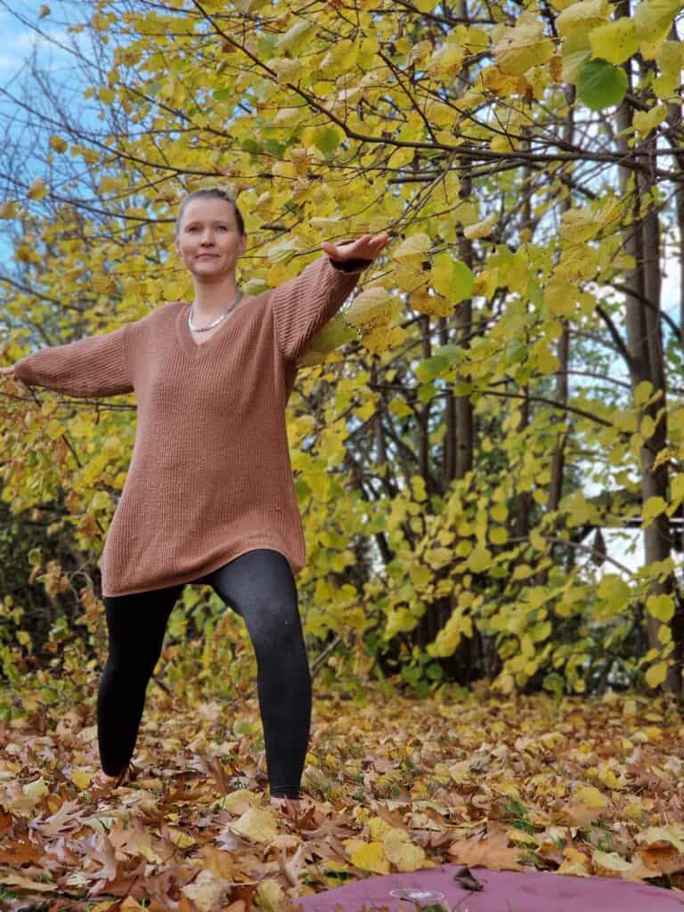 Familienyoga und Kinderyoga Lehrerin Mandy Heisterkamp-Mertens in einer Yogapose in herbstlicher Umgebung
